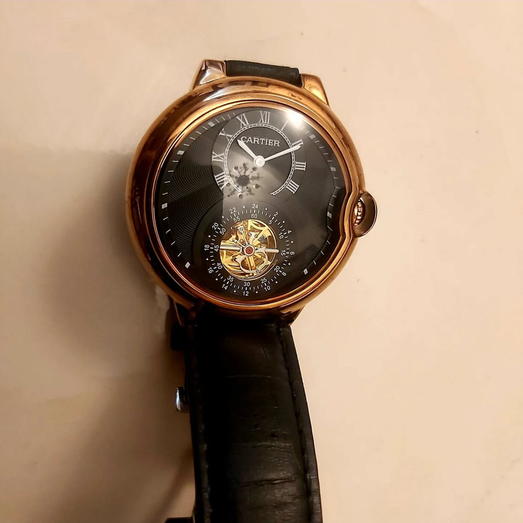 جنسیت : مردانه نوع : عقربه ای برند : کارتیه⌚